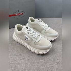 Prada，普拉達男士皮革休閑運動鞋，采用進口純色小牛皮拼接網孔牛皮鞋面，立體幾