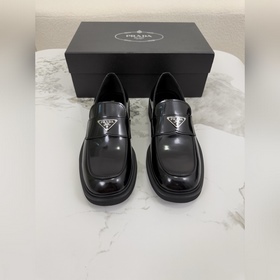 Prada，普拉達經典的男士樂福鞋 頂級品質 呈現出新穎廓形與精緻細節，設計風格