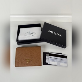 PRADA 普拉達 女士兩折短夾，型號1M0204，細紋鹿皮制作，長度11.2高