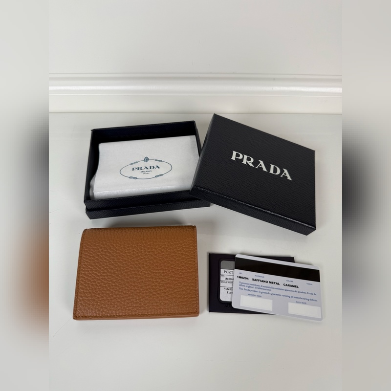 PRADA 普拉達 女士兩折短夾，型號1M0204，細紋鹿皮制作，長度11.2高