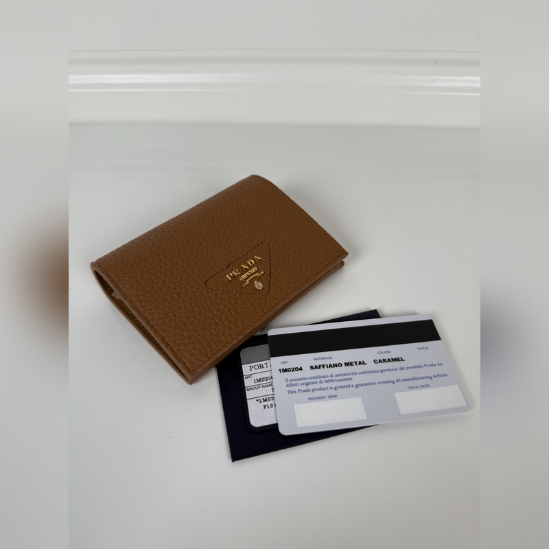 PRADA 普拉達 女士兩折短夾，型號1M0204，細紋鹿皮制作，長度11.2高