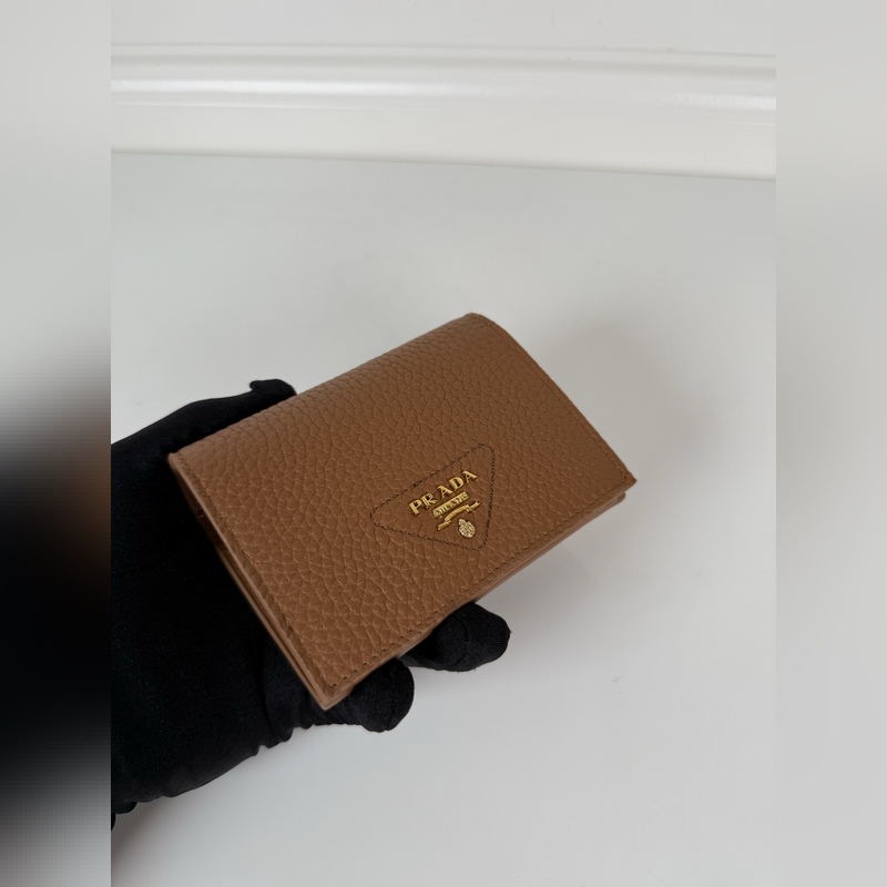PRADA 普拉達 女士兩折短夾，型號1M0204，細紋鹿皮制作，長度11.2高