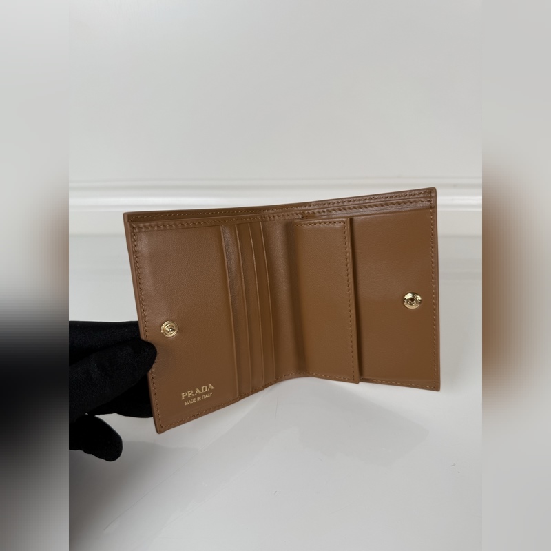 PRADA 普拉達 女士兩折短夾，型號1M0204，細紋鹿皮制作，長度11.2高
