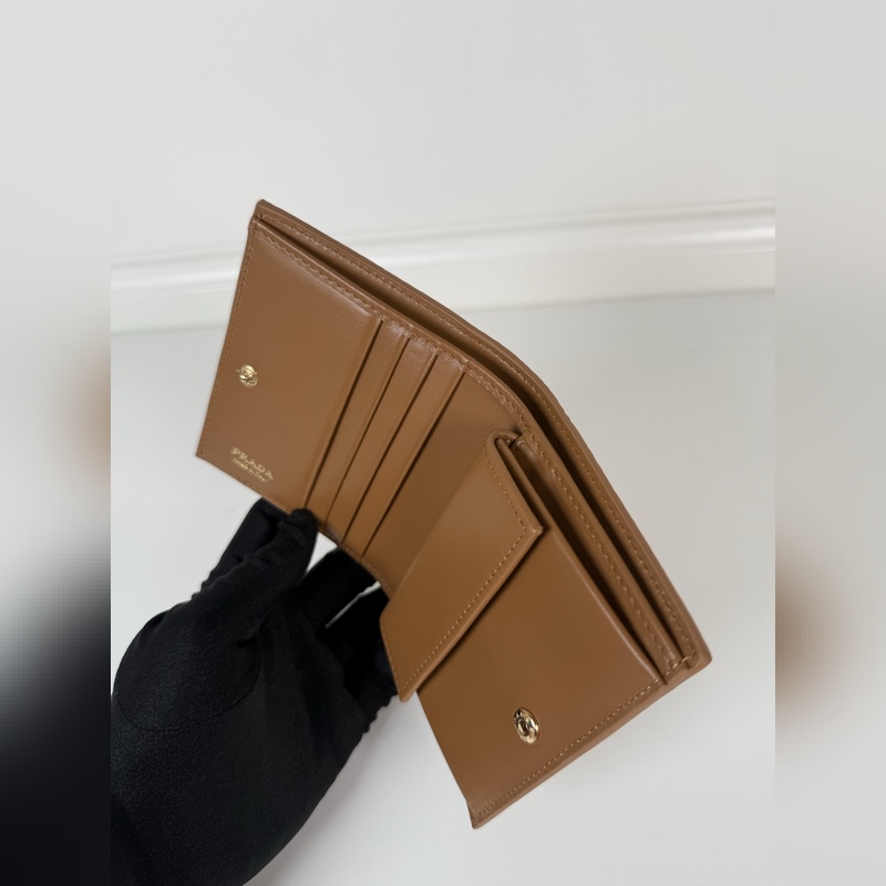 PRADA 普拉達 女士兩折短夾，型號1M0204，細紋鹿皮制作，長度11.2高