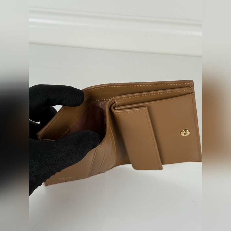 PRADA 普拉達 女士兩折短夾，型號1M0204，細紋鹿皮制作，長度11.2高