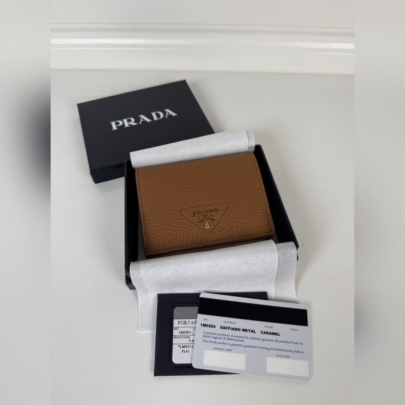 PRADA 普拉達 女士兩折短夾，型號1M0204，細紋鹿皮制作，長度11.2高