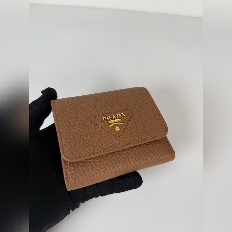 PRADA 普拉達 女士鹿皮短夾，原單品質，型號1MH043，四個卡位插口，一個