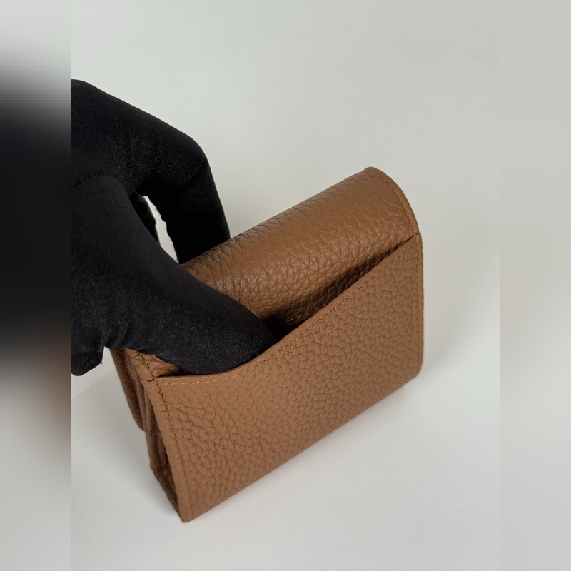 PRADA 普拉達 女士鹿皮短夾，原單品質，型號1MH043，四個卡位插口，一個