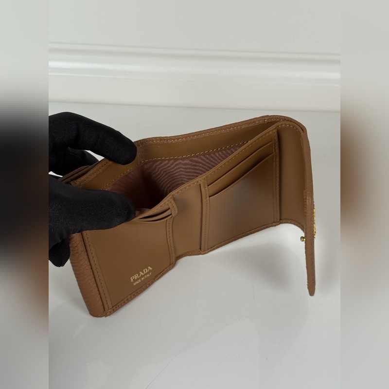 PRADA 普拉達 女士鹿皮短夾，原單品質，型號1MH043，四個卡位插口，一個