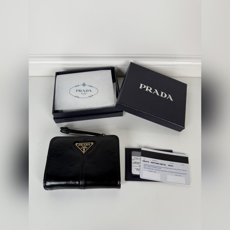 PRADA 普拉達 黑色油臘牛皮制作短夾，型號1ML018，按扣開合設計，內設9