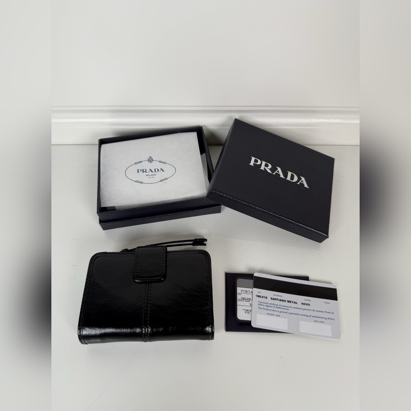 PRADA 普拉達 黑色油臘牛皮制作短夾，型號1ML018，按扣開合設計，內設9