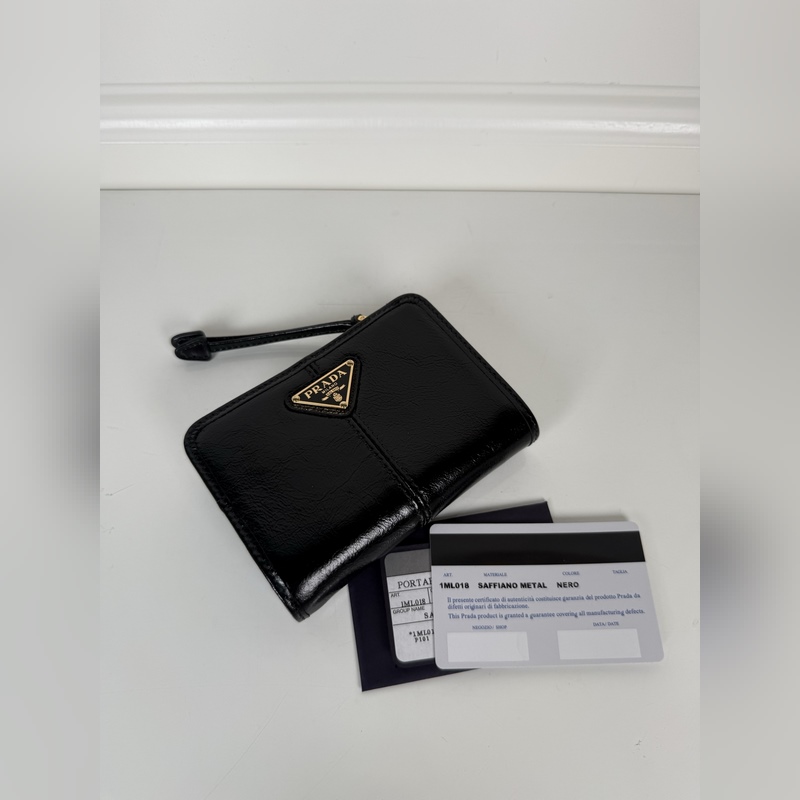 PRADA 普拉達 黑色油臘牛皮制作短夾，型號1ML018，按扣開合設計，內設9