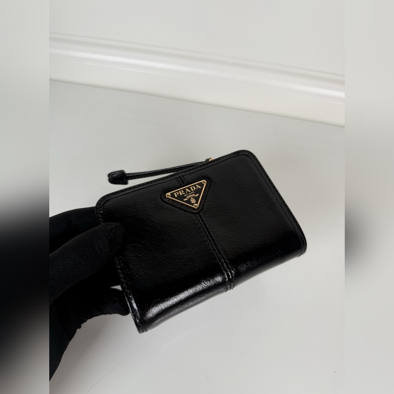 PRADA 普拉達 黑色油臘牛皮制作短夾，型號1ML018，按扣開合設計，內設9