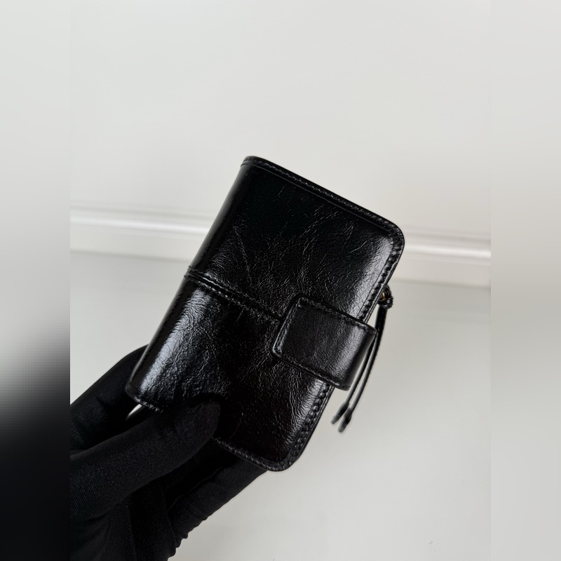 PRADA 普拉達 黑色油臘牛皮制作短夾，型號1ML018，按扣開合設計，內設9