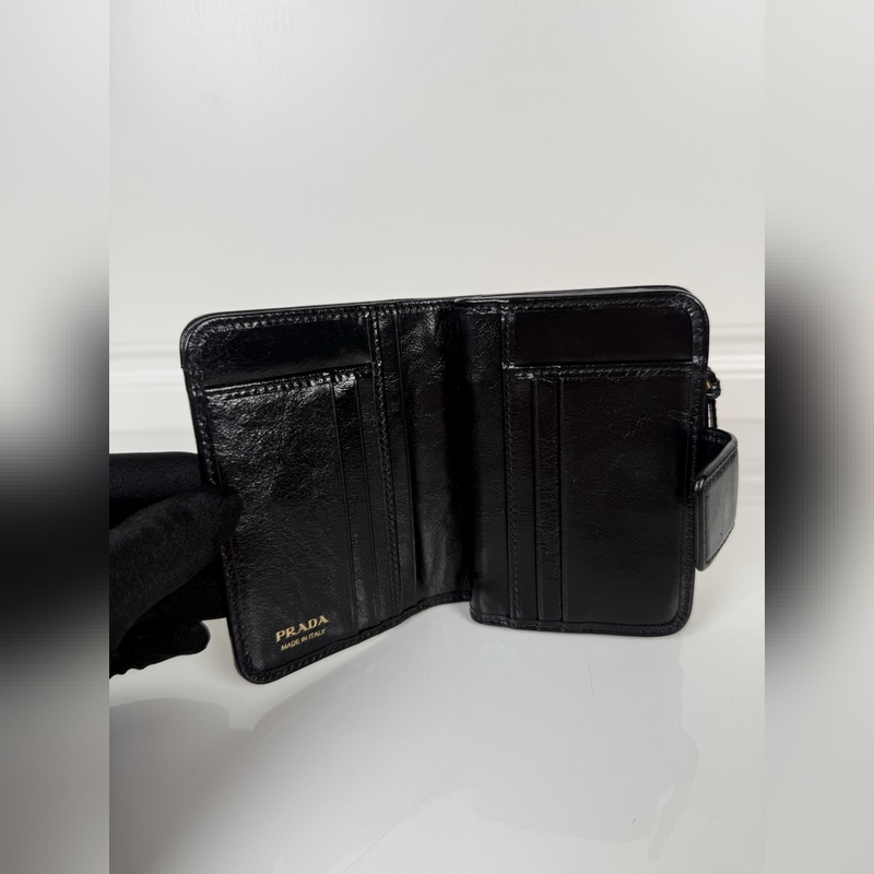 PRADA 普拉達 黑色油臘牛皮制作短夾，型號1ML018，按扣開合設計，內設9