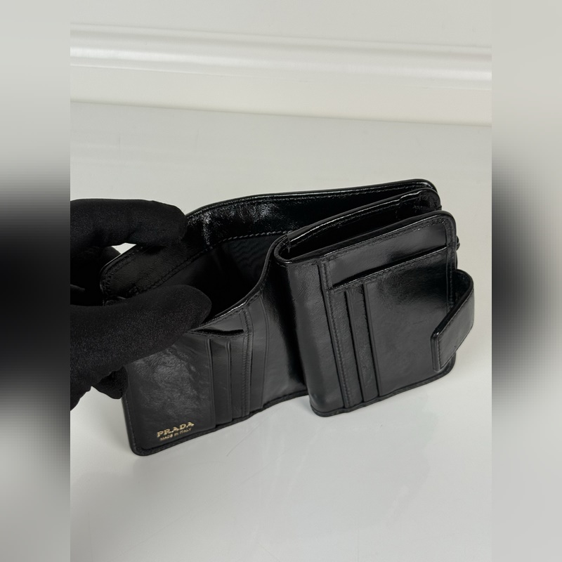 PRADA 普拉達 黑色油臘牛皮制作短夾，型號1ML018，按扣開合設計，內設9