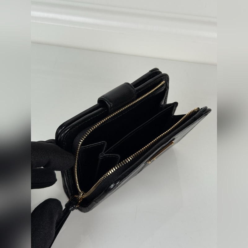 PRADA 普拉達 黑色油臘牛皮制作短夾，型號1ML018，按扣開合設計，內設9