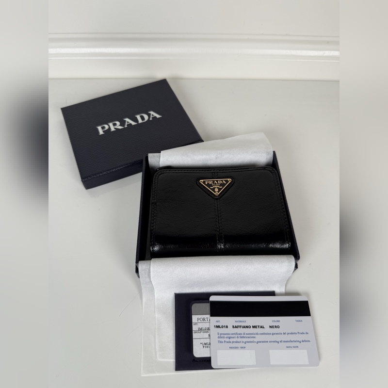 PRADA 普拉達 黑色油臘牛皮制作短夾，型號1ML018，按扣開合設計，內設9