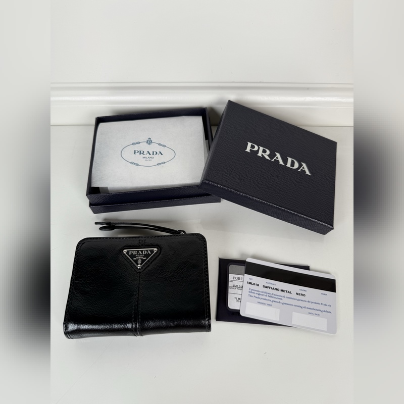 PRADA 普拉達 黑色油臘牛皮制作短夾，型號1ML018，按扣開合設計，內設9