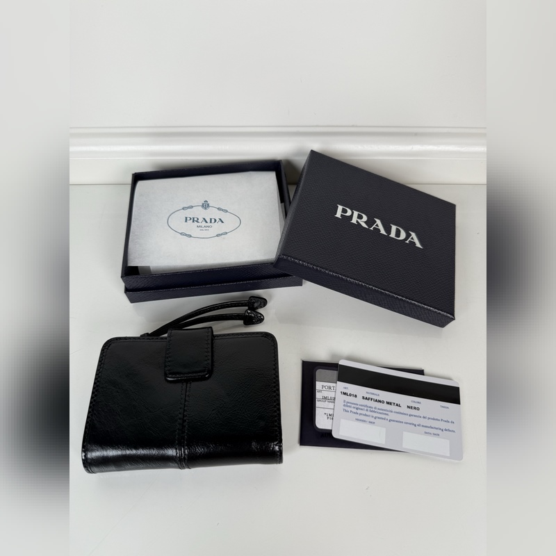 PRADA 普拉達 黑色油臘牛皮制作短夾，型號1ML018，按扣開合設計，內設9