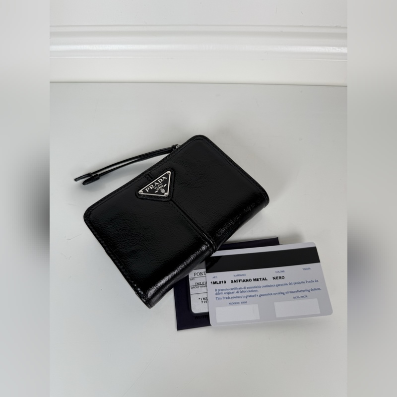 PRADA 普拉達 黑色油臘牛皮制作短夾，型號1ML018，按扣開合設計，內設9