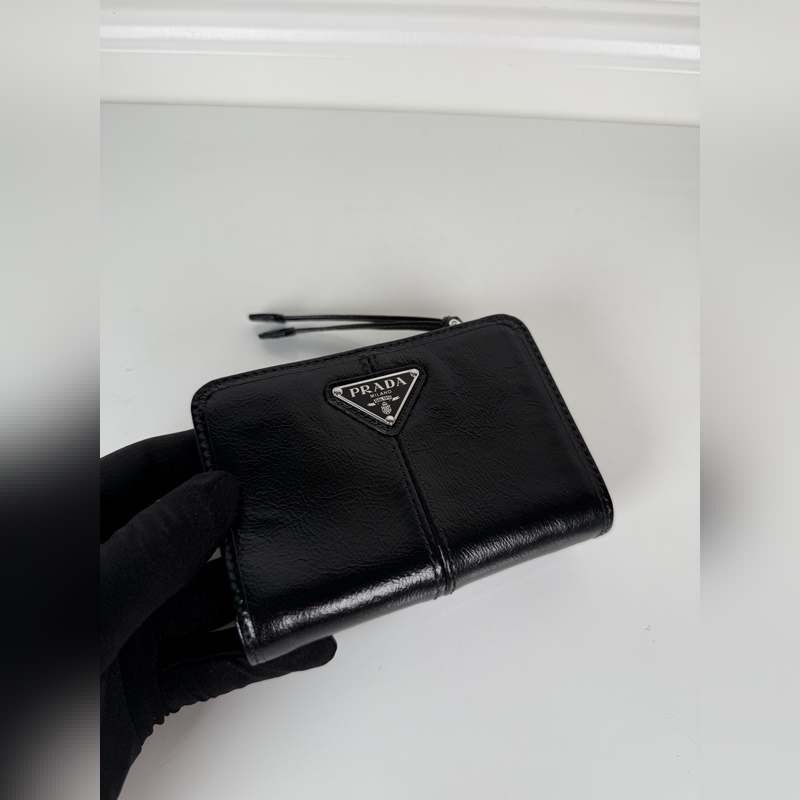 PRADA 普拉達 黑色油臘牛皮制作短夾，型號1ML018，按扣開合設計，內設9