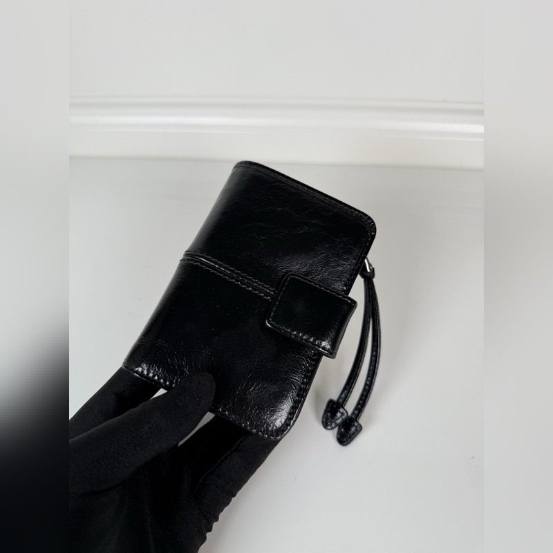 PRADA 普拉達 黑色油臘牛皮制作短夾，型號1ML018，按扣開合設計，內設9