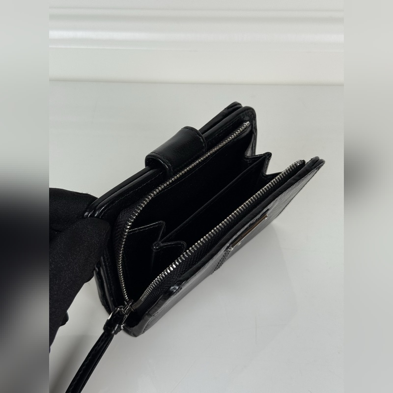 PRADA 普拉達 黑色油臘牛皮制作短夾，型號1ML018，按扣開合設計，內設9