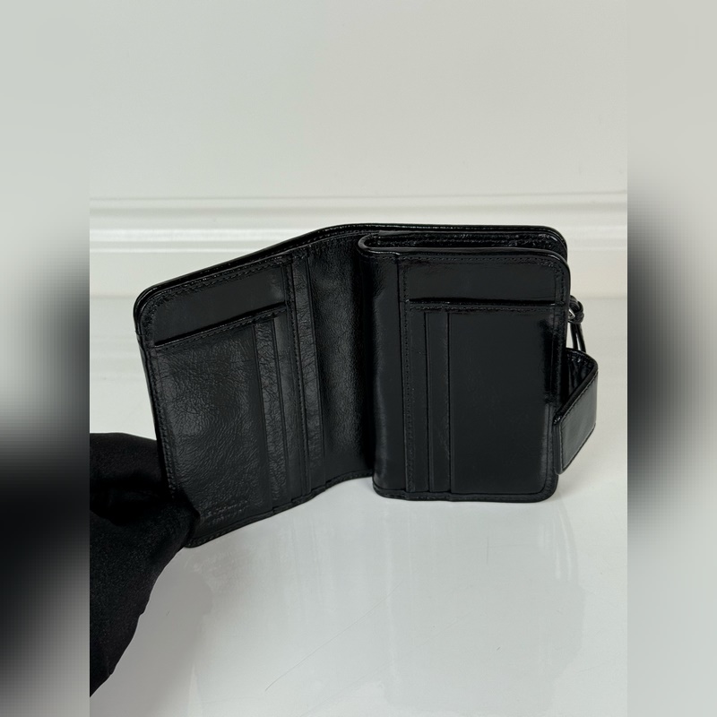 PRADA 普拉達 黑色油臘牛皮制作短夾，型號1ML018，按扣開合設計，內設9