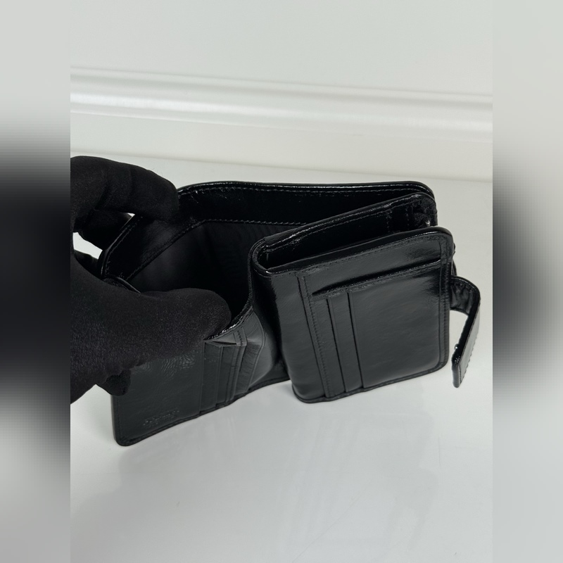 PRADA 普拉達 黑色油臘牛皮制作短夾，型號1ML018，按扣開合設計，內設9