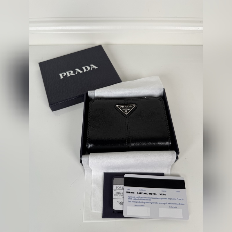 PRADA 普拉達 黑色油臘牛皮制作短夾，型號1ML018，按扣開合設計，內設9