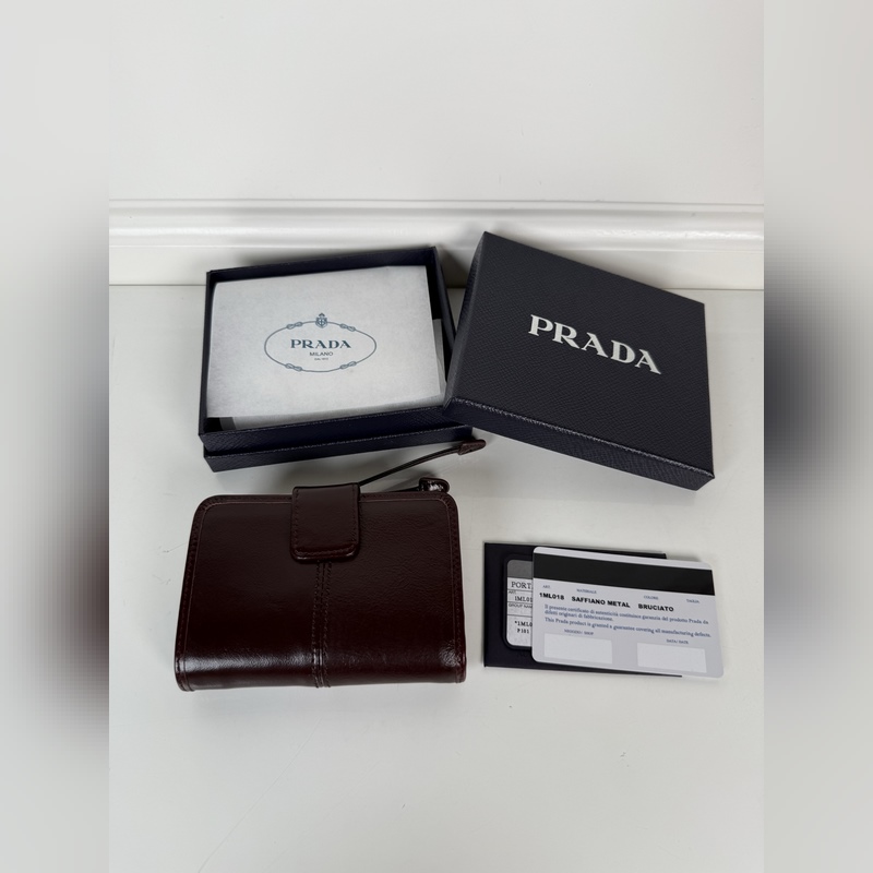 PRADA 普拉達 咖色油臘牛皮制作短夾，型號1ML018，按扣開合設計，內設9