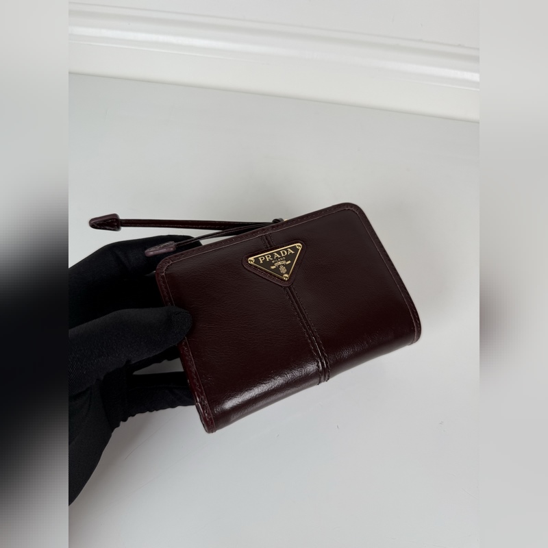 PRADA 普拉達 咖色油臘牛皮制作短夾，型號1ML018，按扣開合設計，內設9