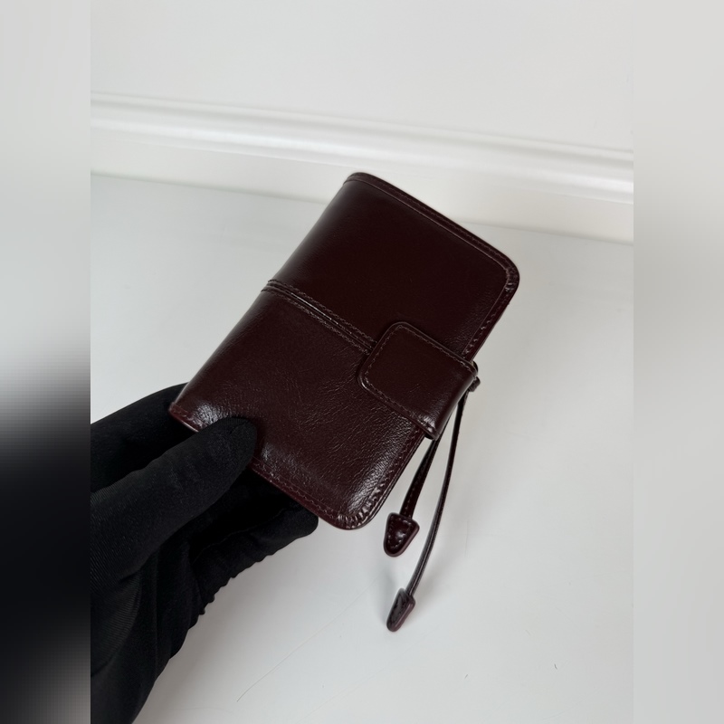 PRADA 普拉達 咖色油臘牛皮制作短夾，型號1ML018，按扣開合設計，內設9