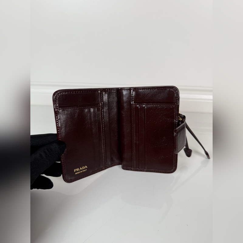 PRADA 普拉達 咖色油臘牛皮制作短夾，型號1ML018，按扣開合設計，內設9