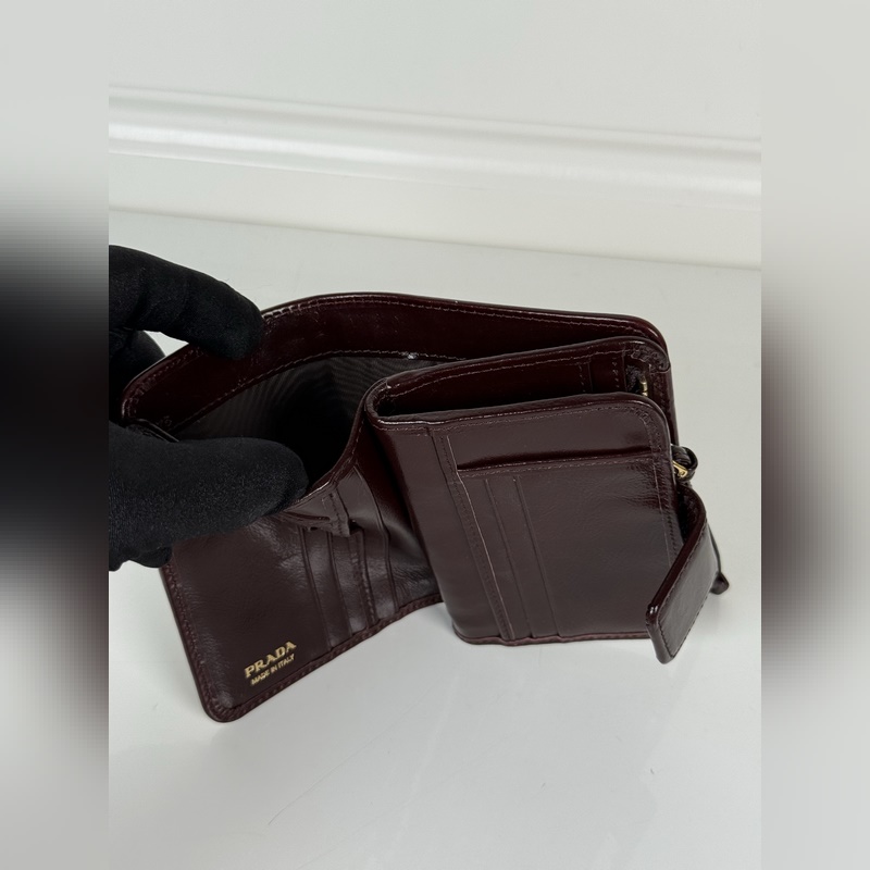 PRADA 普拉達 咖色油臘牛皮制作短夾，型號1ML018，按扣開合設計，內設9