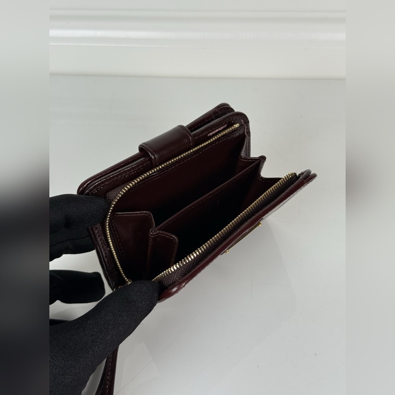 PRADA 普拉達 咖色油臘牛皮制作短夾，型號1ML018，按扣開合設計，內設9