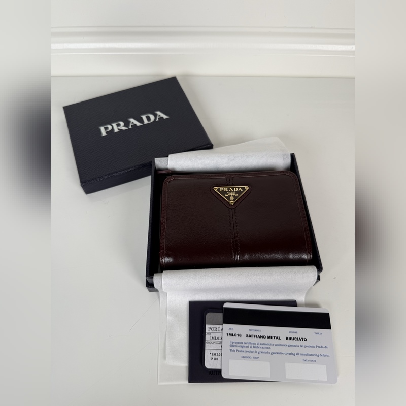 PRADA 普拉達 咖色油臘牛皮制作短夾，型號1ML018，按扣開合設計，內設9