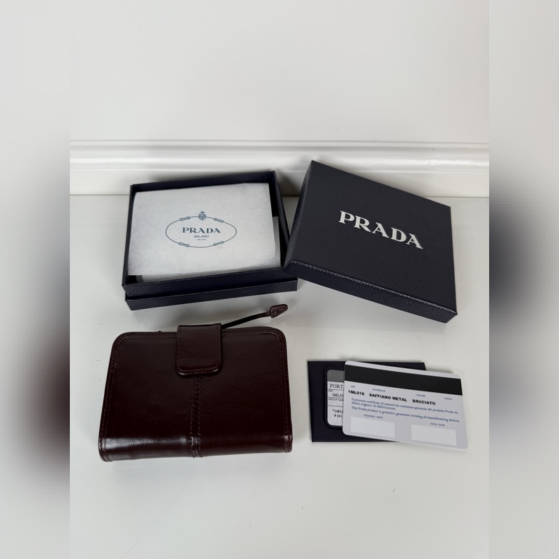 PRADA 普拉達 咖色油臘牛皮制作短夾，型號1ML018，按扣開合設計，內設9