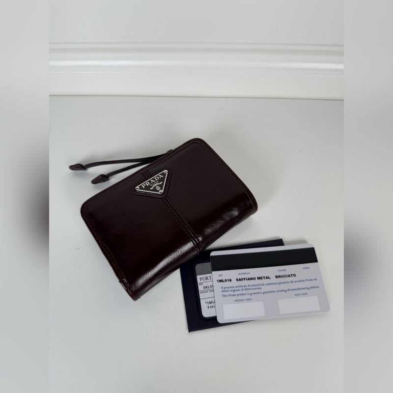 PRADA 普拉達 咖色油臘牛皮制作短夾，型號1ML018，按扣開合設計，內設9