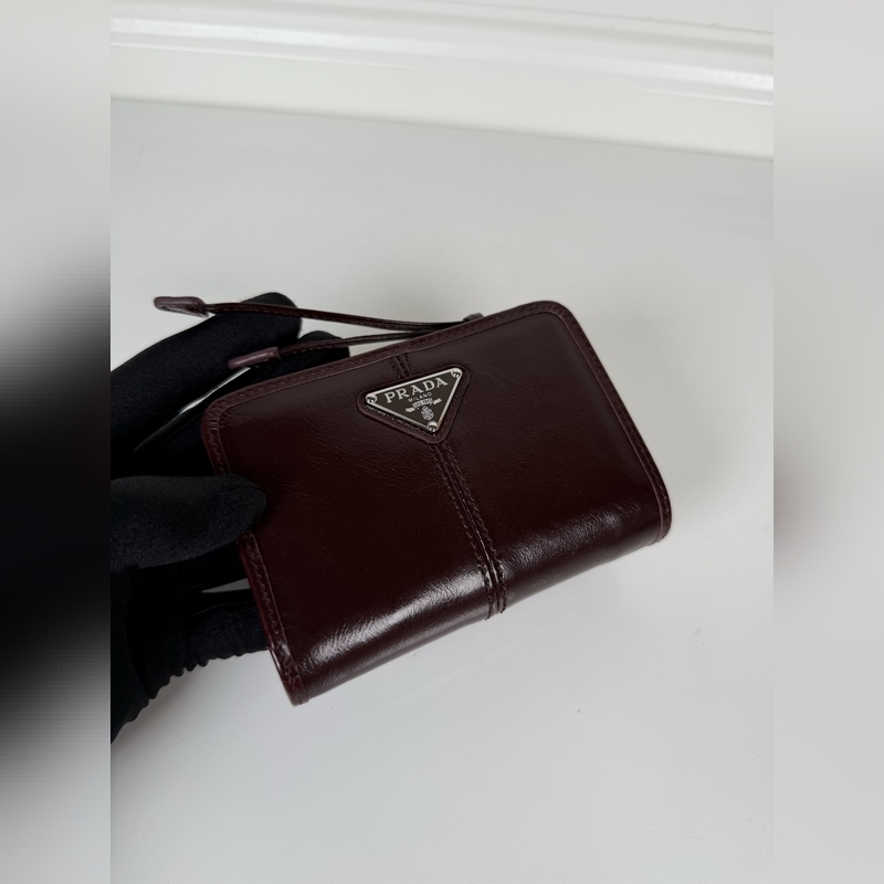 PRADA 普拉達 咖色油臘牛皮制作短夾，型號1ML018，按扣開合設計，內設9