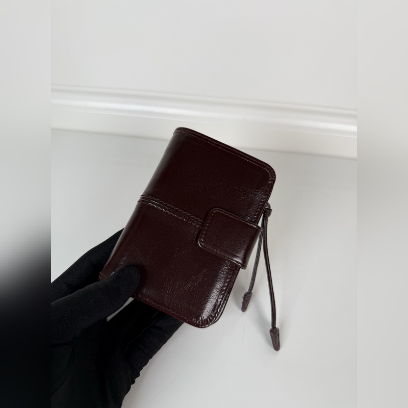 PRADA 普拉達 咖色油臘牛皮制作短夾，型號1ML018，按扣開合設計，內設9