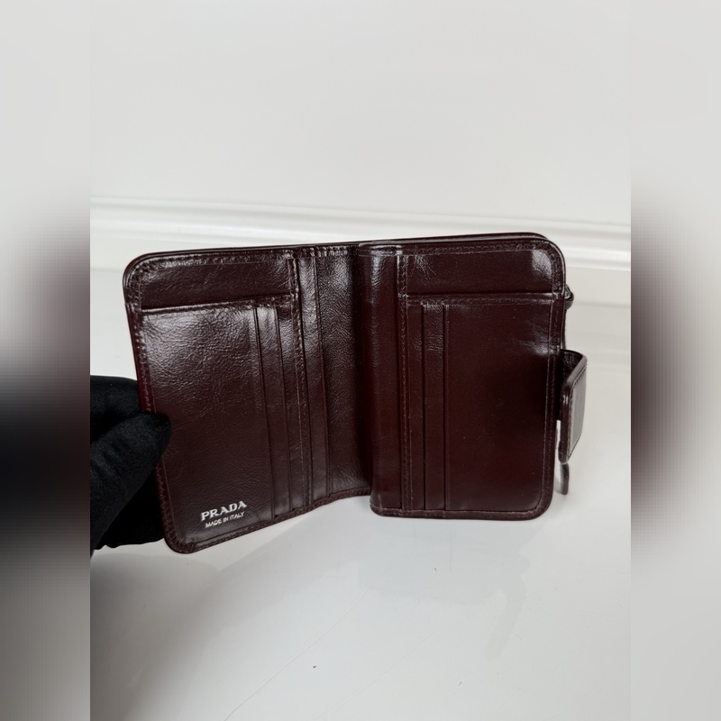 PRADA 普拉達 咖色油臘牛皮制作短夾，型號1ML018，按扣開合設計，內設9
