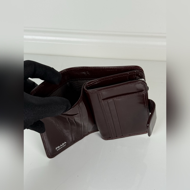 PRADA 普拉達 咖色油臘牛皮制作短夾，型號1ML018，按扣開合設計，內設9