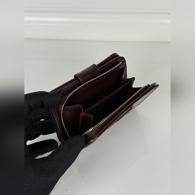 PRADA 普拉達 咖色油臘牛皮制作短夾，型號1ML018，按扣開合設計，內設9