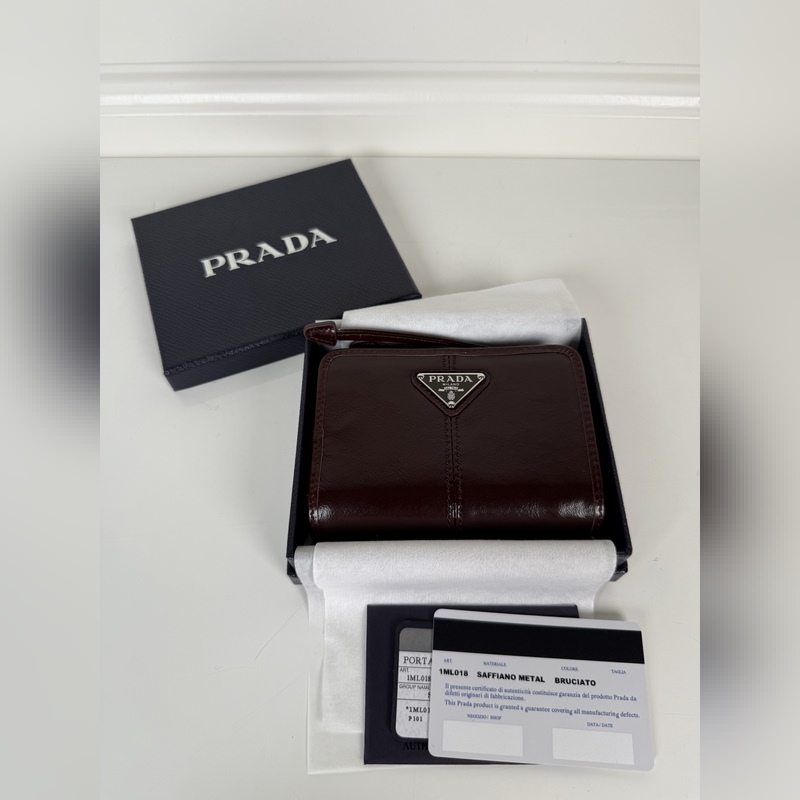 PRADA 普拉達 咖色油臘牛皮制作短夾，型號1ML018，按扣開合設計，內設9