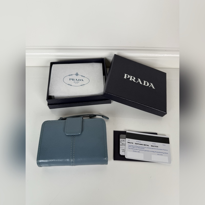 PRADA 普拉達 藍色油臘牛皮制作短夾，型號1ML018，按扣開合設計，內設9