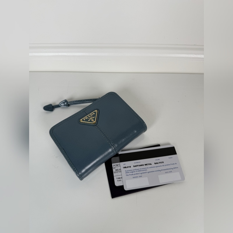 PRADA 普拉達 藍色油臘牛皮制作短夾，型號1ML018，按扣開合設計，內設9
