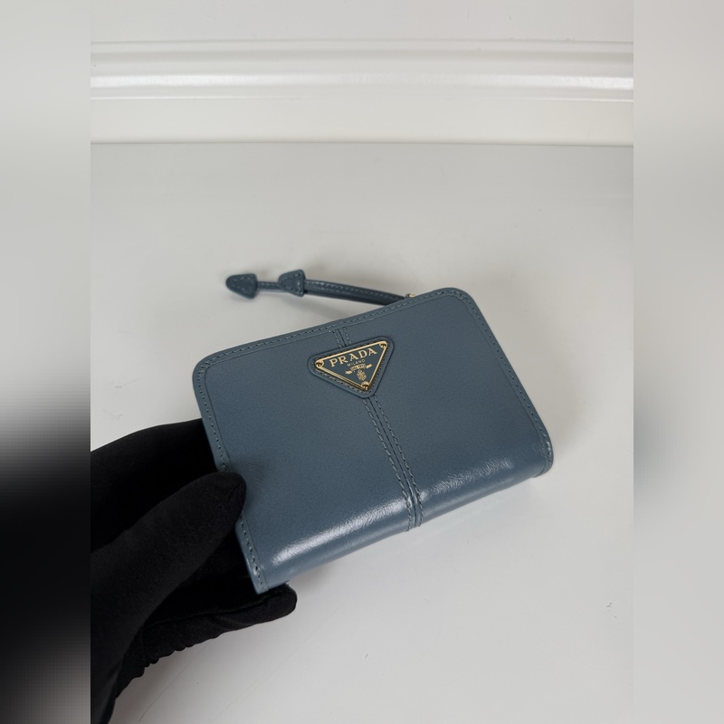 PRADA 普拉達 藍色油臘牛皮制作短夾，型號1ML018，按扣開合設計，內設9