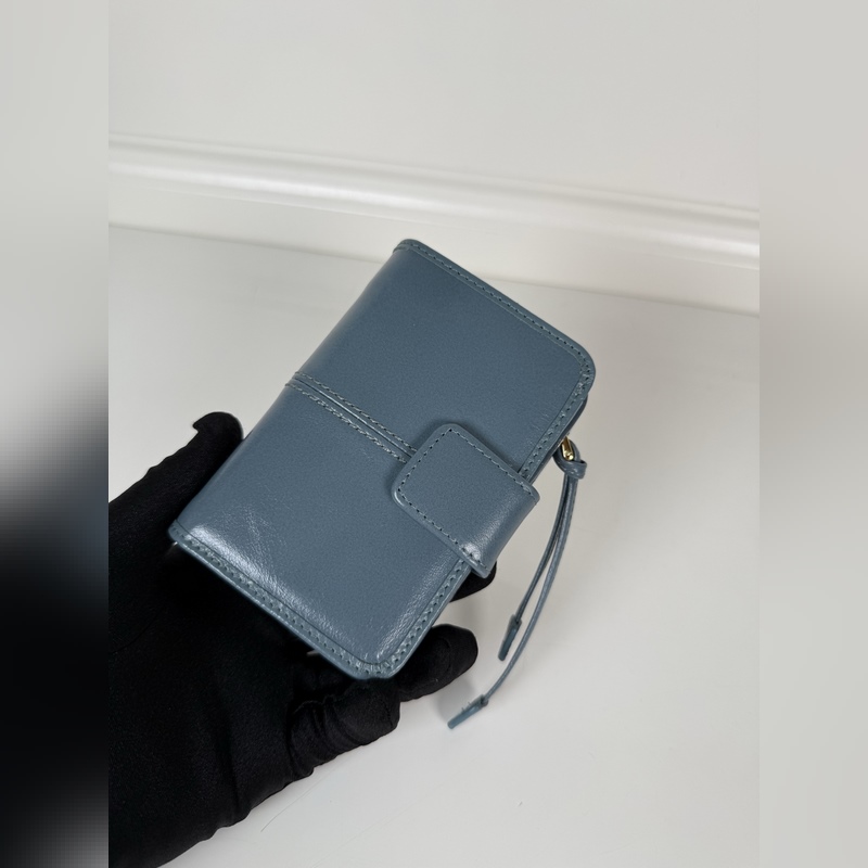 PRADA 普拉達 藍色油臘牛皮制作短夾，型號1ML018，按扣開合設計，內設9